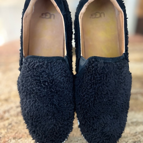 UGG Black Slip-On Shoes Size 7 - Picture 3 of 9